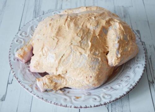 12 рецептов целой курицы в духовке с хрустящей корочкой