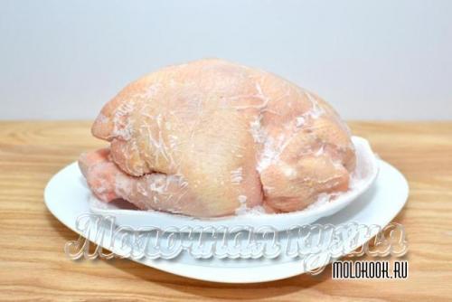 Чем обмазать курицу для корочки. Курица, запеченная в духовке целиком: хрустящая корочка и нежное мясо