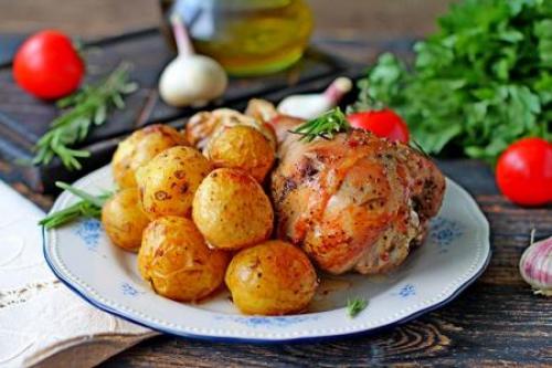 Как запечь курицу в духовке, чтобы была сочной. Как приготовить курицу в духовке: 20 легких рецептов