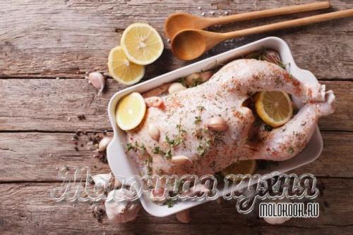 Чем обмазать курицу для корочки. Курица, запеченная в духовке целиком: хрустящая корочка и нежное мясо