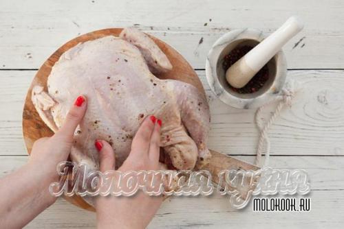 Чем обмазать курицу для корочки. Курица, запеченная в духовке целиком: хрустящая корочка и нежное мясо