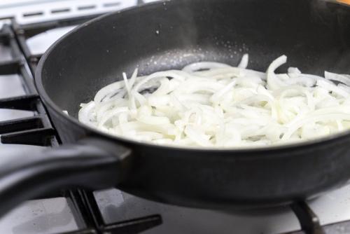 Как пожарить курицу на сковороде с луком. Как стушить курицу с луком на сковороде