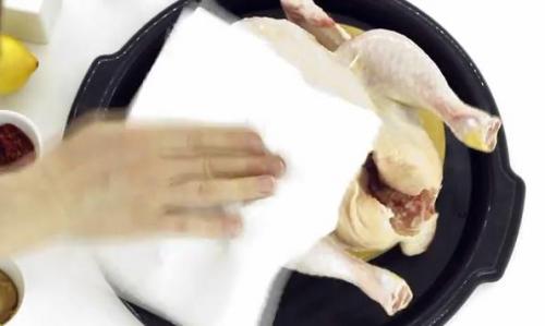 Как пожарить курицу с корочкой в духовке. Как запечь курицу целиком в духовке, чтобы она получилась сочной и с хрустящей корочкой: 8 рецептов курицы в духовке