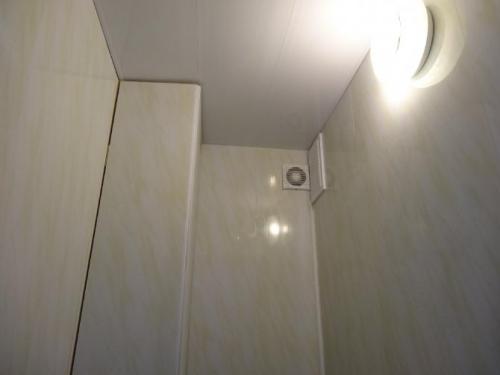 Отделка туалета пластиковыми панелями своими руками. Отделка пластиковыми панелями стен и потолков туалета