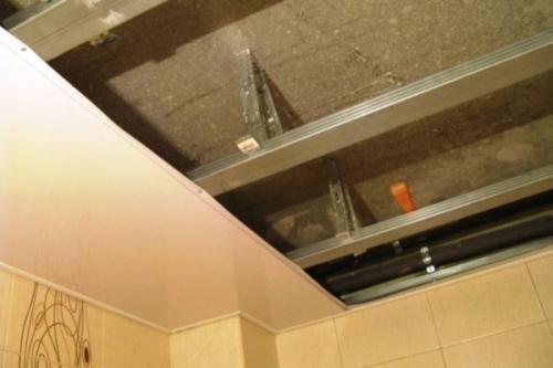 Отделка ванной комнаты недорого. Ремонт потолка.