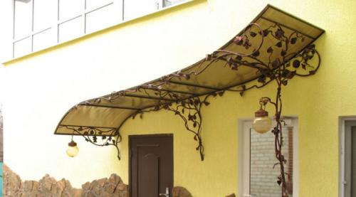 Какие преимущества имеет металлический навес над крыльцом по сравнению с другими типами навесов. Стильное оформление фасада: козырьки и навесы над входом в дом