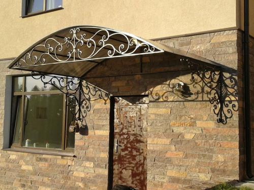 Какие преимущества имеет металлический навес над крыльцом по сравнению с другими типами навесов. Стильное оформление фасада: козырьки и навесы над входом в дом