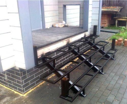 Какие особенности крыльца из профильной трубы следует учитывать при его строительстве. Металлическое крыльцо