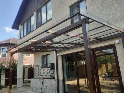 Что такое металлический навес над крыльцом. Виды козырьков над крыльцом в зависимости от материала изготовления