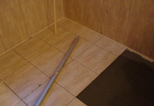 Укладка кафельной плитки на деревянные стены. Отделка стен 01 Укладка кафельной плитки на деревянные стены. Отделка стен 01