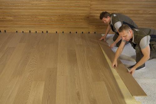 Каким образом закрепить доски к основанию. Клеевой