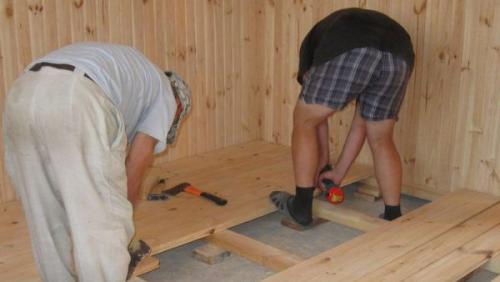 Как устранить возможные зазоры между досками после укладки. Причины образования щелей