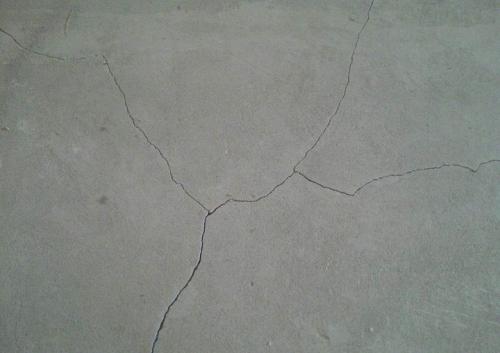 Как устранять возможные неполадки и дефекты после заливки стяжки. Трещины, бугры и отслоение. Как восстановить стяжку пола