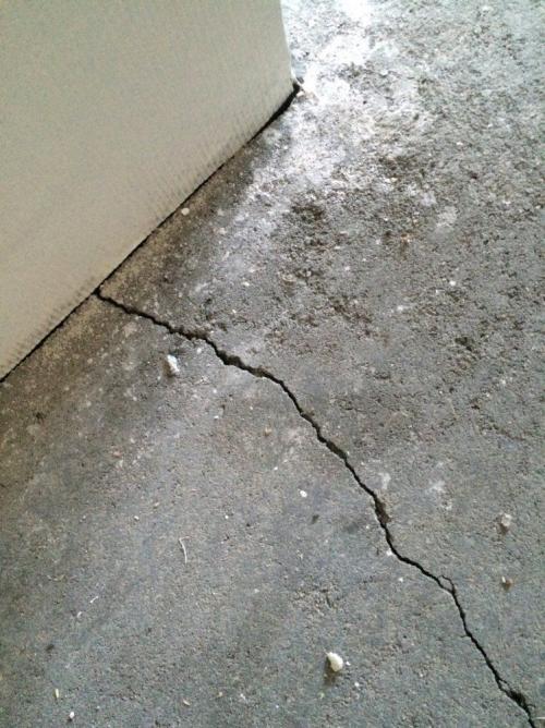 Как устранять возможные неполадки и дефекты после заливки стяжки. Трещины, бугры и отслоение. Как восстановить стяжку пола