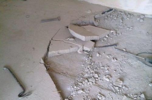 Как устранять возможные неполадки и дефекты после заливки стяжки. Трещины, бугры и отслоение. Как восстановить стяжку пола