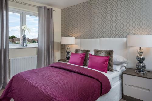 Серые обои в интерьере спальни. Сочетание серого цвета с другими оттенками