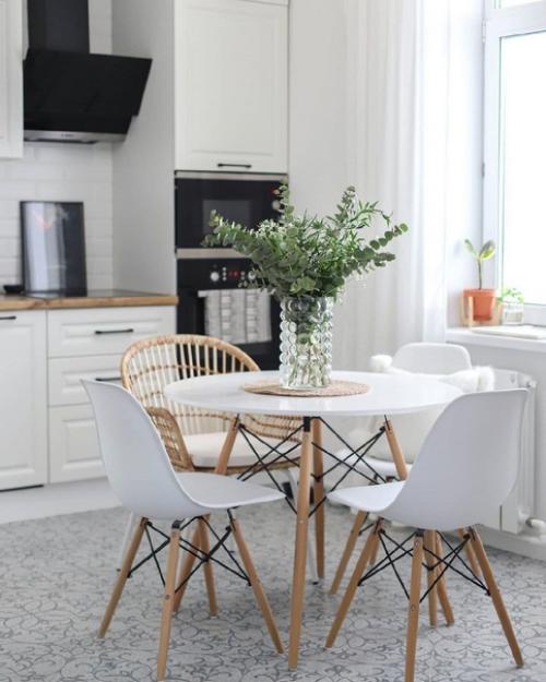 Обзор кухни в светлых тонах.