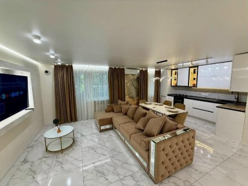 Просторная кухня - гостиная выполнена в современном стиле с акцентом на комфорт и элегантность. 02