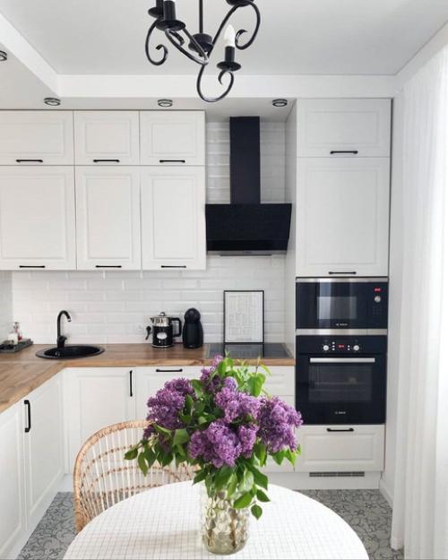 Обзор кухни в светлых тонах. 02