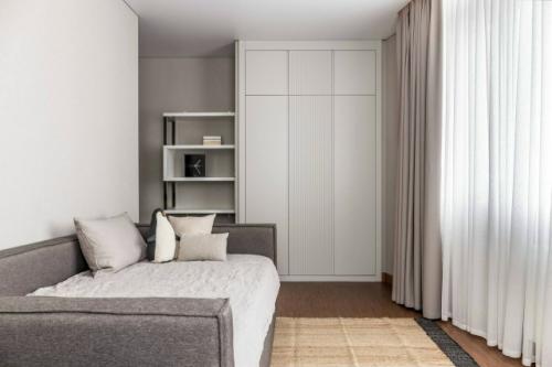 Современный лаконичный интерьер в тёплых оттенках - это пространство, в котором минимализм сочетается с ощущением уюта и спокойствия. 06