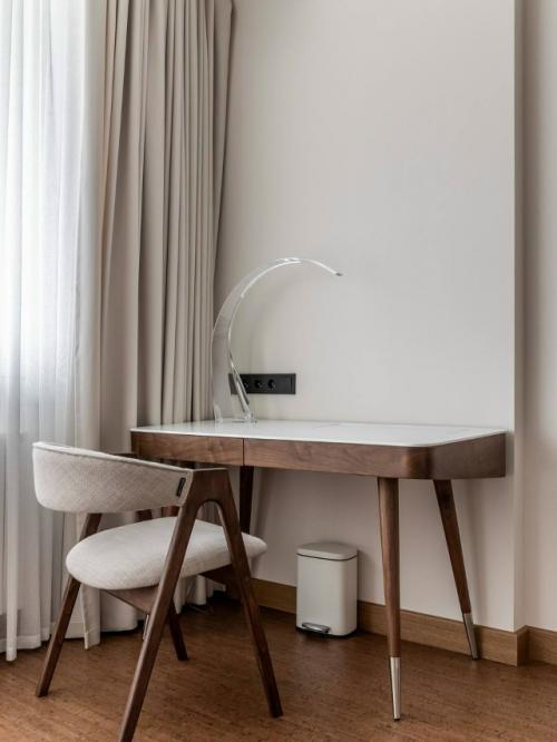 Современный лаконичный интерьер в тёплых оттенках - это пространство, в котором минимализм сочетается с ощущением уюта и спокойствия. 08