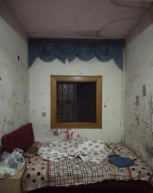 Убитая комната в общаге досталась.