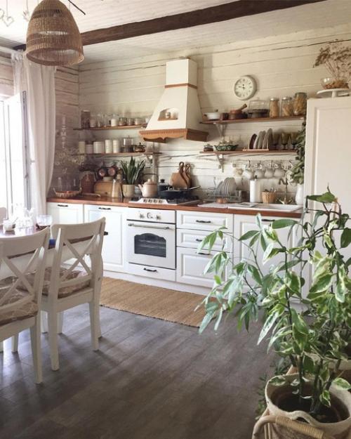 Просторная кухня - гостиная в частном доме.