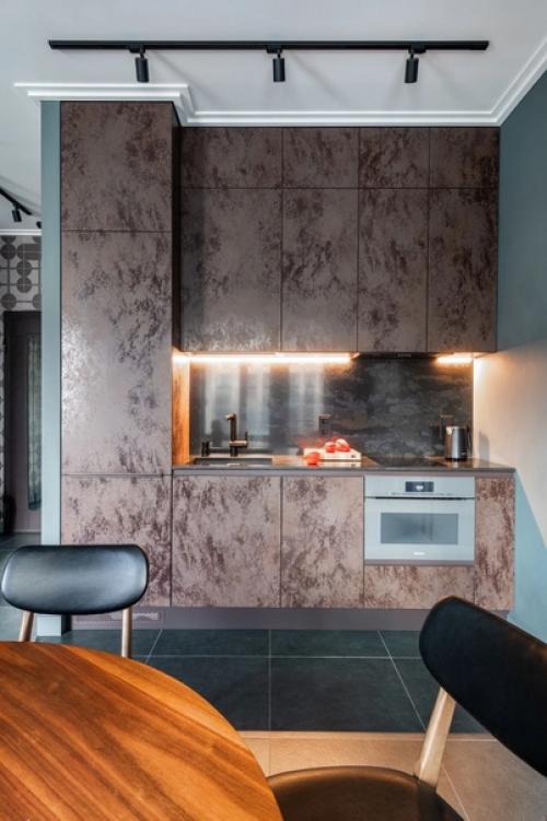 Современный интерьер однокомнатной квартиры в насыщенных природных оттенках.