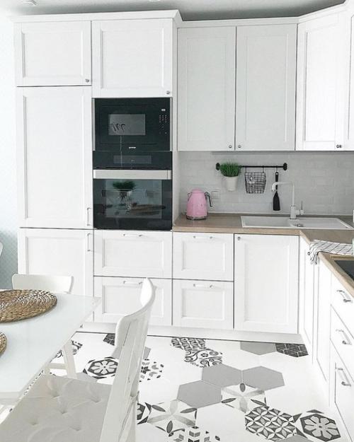 Настоящая белоснежка. А вы как считаете - нужно добавить цвета или оставить все как есть. 02