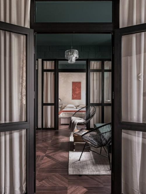 Этот интерьер - настоящее путешествие во времени, где классическая архитектура Сталинки встречается с современным видением уюта и света. 02