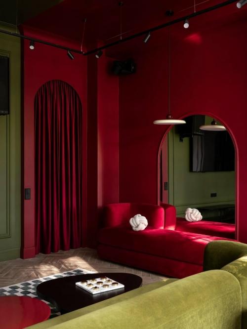 Яркий интерьер квартиры для девушки создан под вдохновением от книги Льюиса Кэрролла Алиса в Стране Чудес. 02