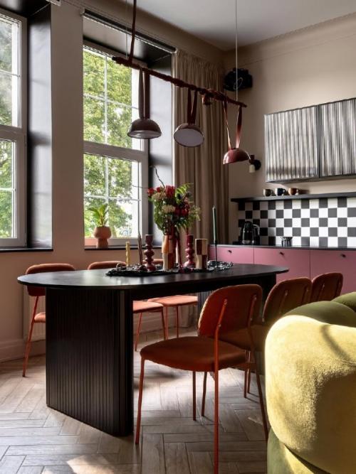 Яркий интерьер квартиры для девушки создан под вдохновением от книги Льюиса Кэрролла Алиса в Стране Чудес. 08