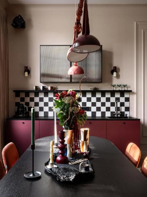 Яркий интерьер квартиры для девушки создан под вдохновением от книги Льюиса Кэрролла Алиса в Стране Чудес. 06