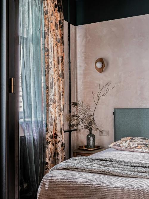 Этот интерьер - настоящее путешествие во времени, где классическая архитектура Сталинки встречается с современным видением уюта и света. 09