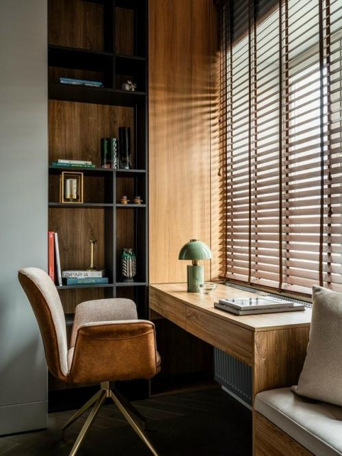 Этот реализованный проект воплощает идею гармоничного семейного пространства, где уют сочетается с функциональностью. 01