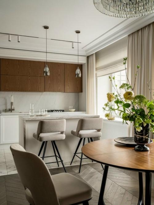 Этот реализованный проект воплощает идею гармоничного семейного пространства, где уют сочетается с функциональностью. 03