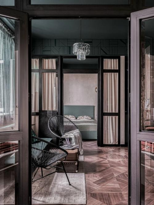 Этот интерьер - настоящее путешествие во времени, где классическая архитектура Сталинки встречается с современным видением уюта и света. 07