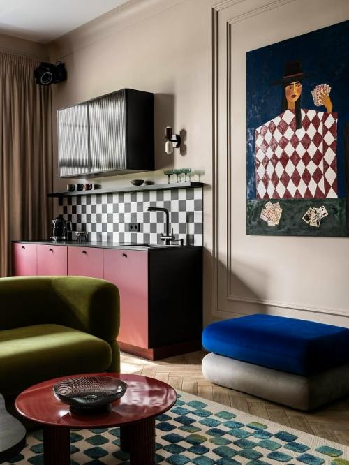 Яркий интерьер квартиры для девушки создан под вдохновением от книги Льюиса Кэрролла Алиса в Стране Чудес. 09