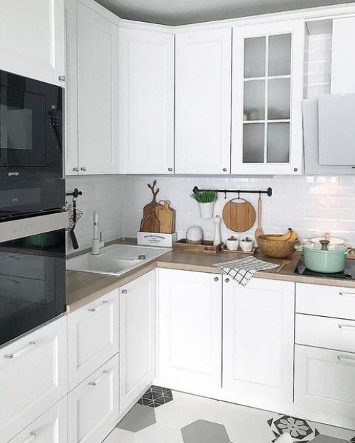 Настоящая белоснежка. А вы как считаете - нужно добавить цвета или оставить все как есть.