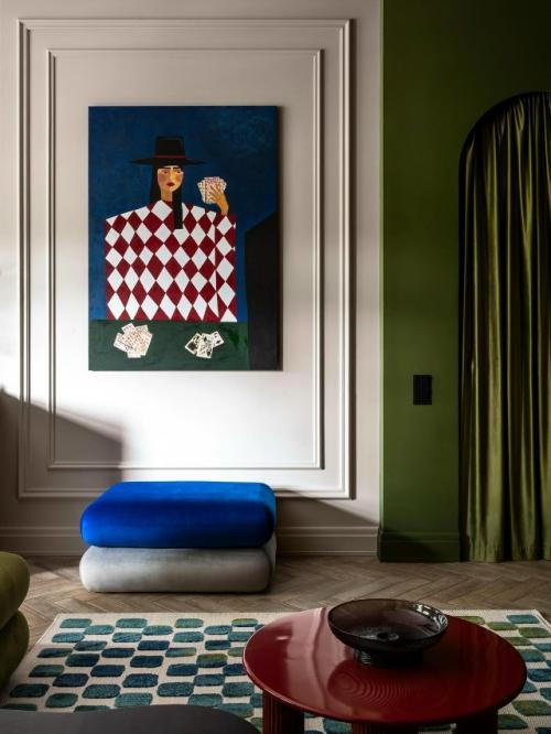 Яркий интерьер квартиры для девушки создан под вдохновением от книги Льюиса Кэрролла Алиса в Стране Чудес. 05