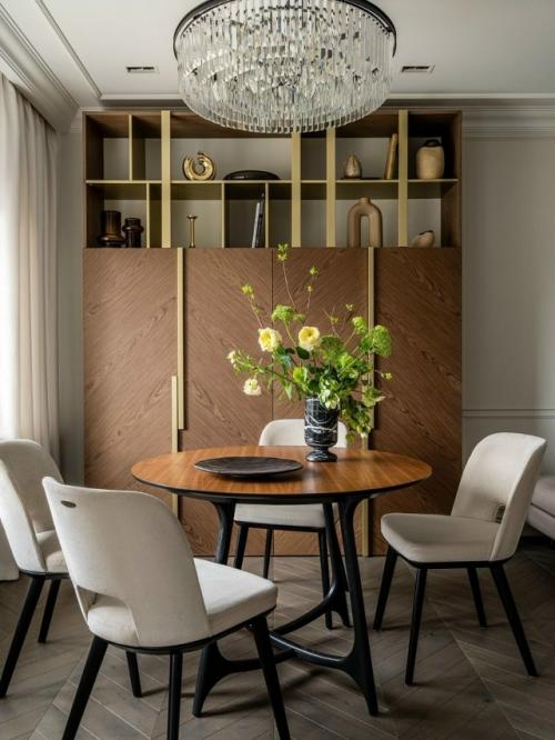 Этот реализованный проект воплощает идею гармоничного семейного пространства, где уют сочетается с функциональностью. 02