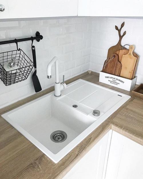 Настоящая белоснежка. А вы как считаете - нужно добавить цвета или оставить все как есть. 03