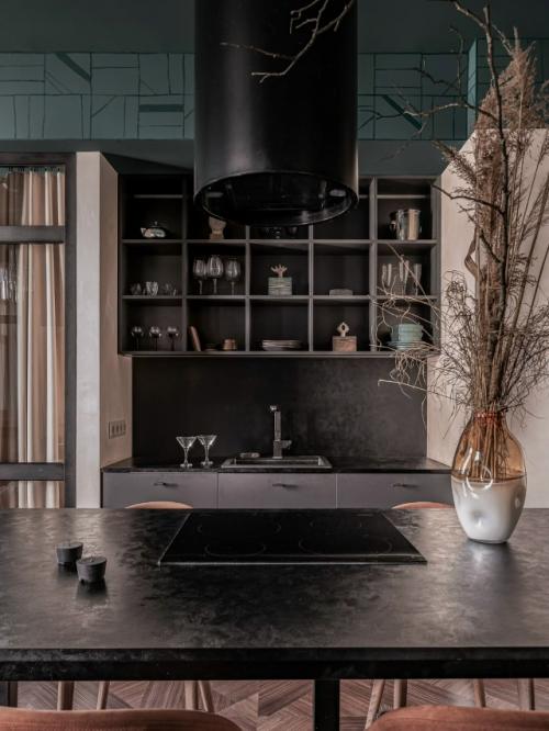 Этот интерьер - настоящее путешествие во времени, где классическая архитектура Сталинки встречается с современным видением уюта и света. 05