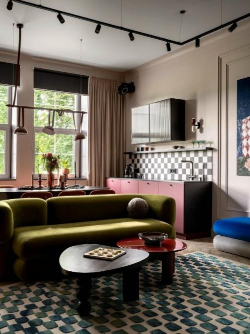 Яркий интерьер квартиры для девушки создан под вдохновением от книги Льюиса Кэрролла Алиса в Стране Чудес. 07