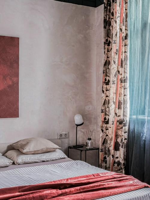 Этот интерьер - настоящее путешествие во времени, где классическая архитектура Сталинки встречается с современным видением уюта и света. 03