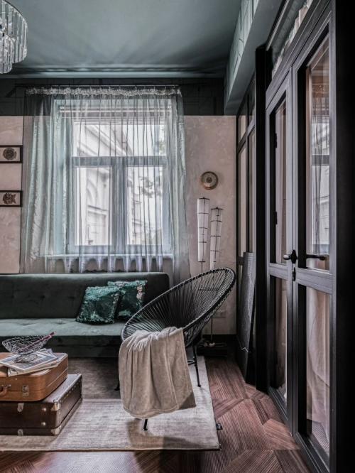 Этот интерьер - настоящее путешествие во времени, где классическая архитектура Сталинки встречается с современным видением уюта и света. 08