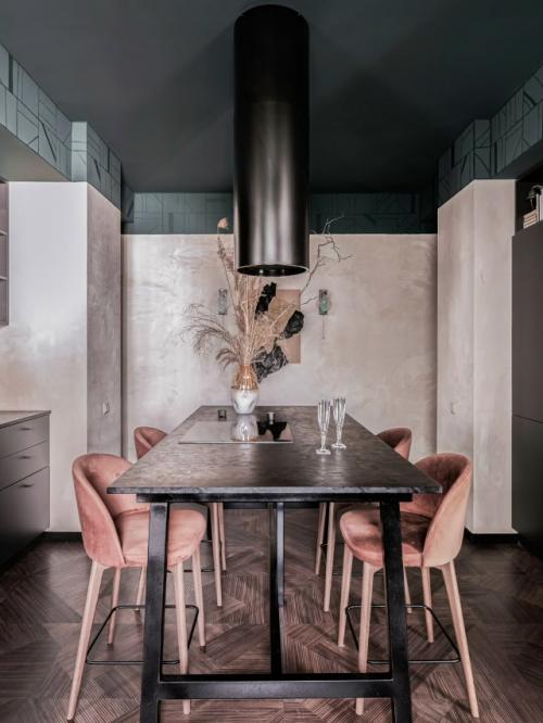 Этот интерьер - настоящее путешествие во времени, где классическая архитектура Сталинки встречается с современным видением уюта и света. 01