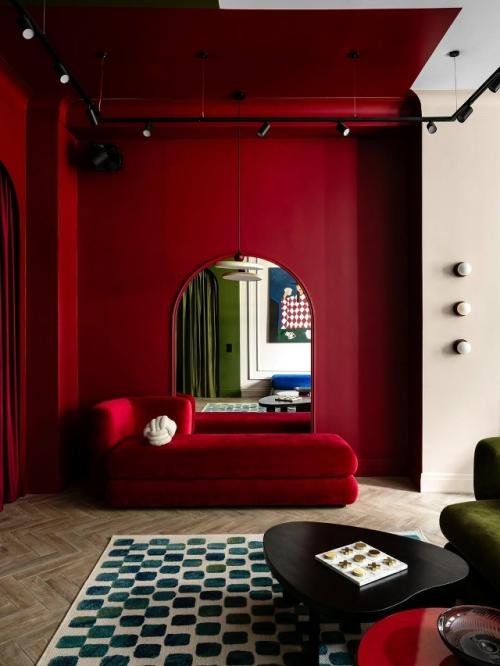 Яркий интерьер квартиры для девушки создан под вдохновением от книги Льюиса Кэрролла Алиса в Стране Чудес. 03