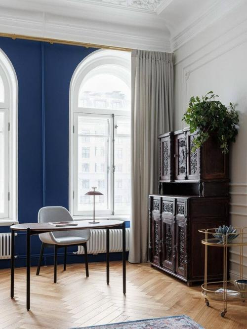 Эта небольшая квартира в Санкт-петербурге когда-то была частью коммуналки - а теперь превратилась в атмосферное пространство с характером и душой. 05