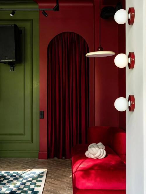 Яркий интерьер квартиры для девушки создан под вдохновением от книги Льюиса Кэрролла Алиса в Стране Чудес. 01